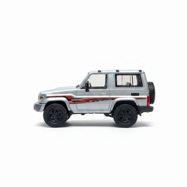 Para 64 2014 Toyota Land Cruiser LC 71 Silver Metallic with Graphics